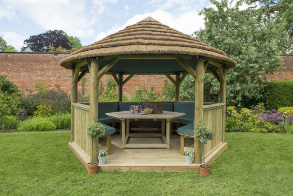 Gazebo dengan atap jerami